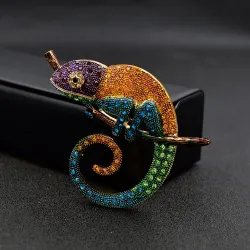 BrochesChameleon brooch - with crystal decorations