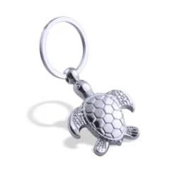 llaveroFashionable metal keychain with turtle