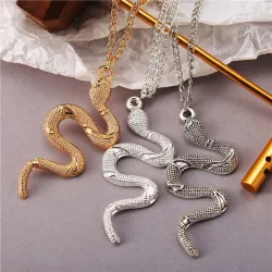 CollarElegante collar con colgante de serpiente.