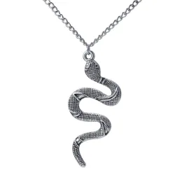 CollarElegante collar con colgante de serpiente.