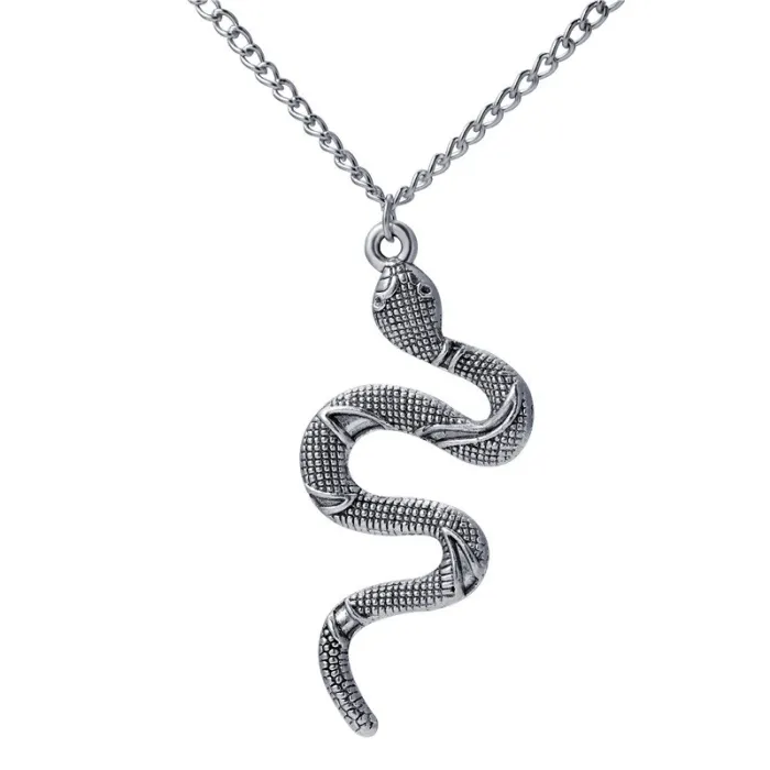 CollarElegante collar con colgante de serpiente.