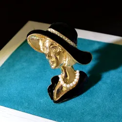 BrochesBroche de oro de moda - mujer con sombrero negro con perlas / cristales