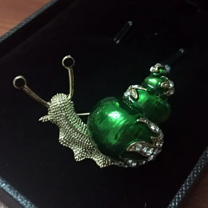 BrochesEsmalte / cristal caracol - broche