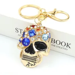 llaveroLlavero dorado con calavera de cristal