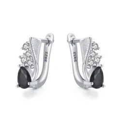 AretesPendientes elegantes de plata con cristal negro.