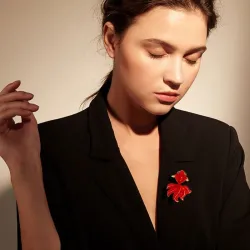 BrochesPez dorado de cristal rojo - broche elegante