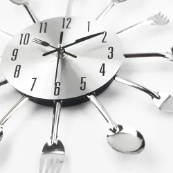 RelojesReloj de pared moderno - con cubiertos de cocina.