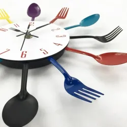 RelojesReloj de pared moderno - con cubiertos de cocina.
