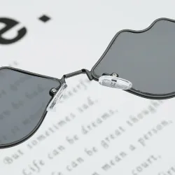 Lips shaped sunglasses with a metal frameSunglasses
