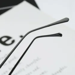 Lips shaped sunglasses with a metal frameSunglasses